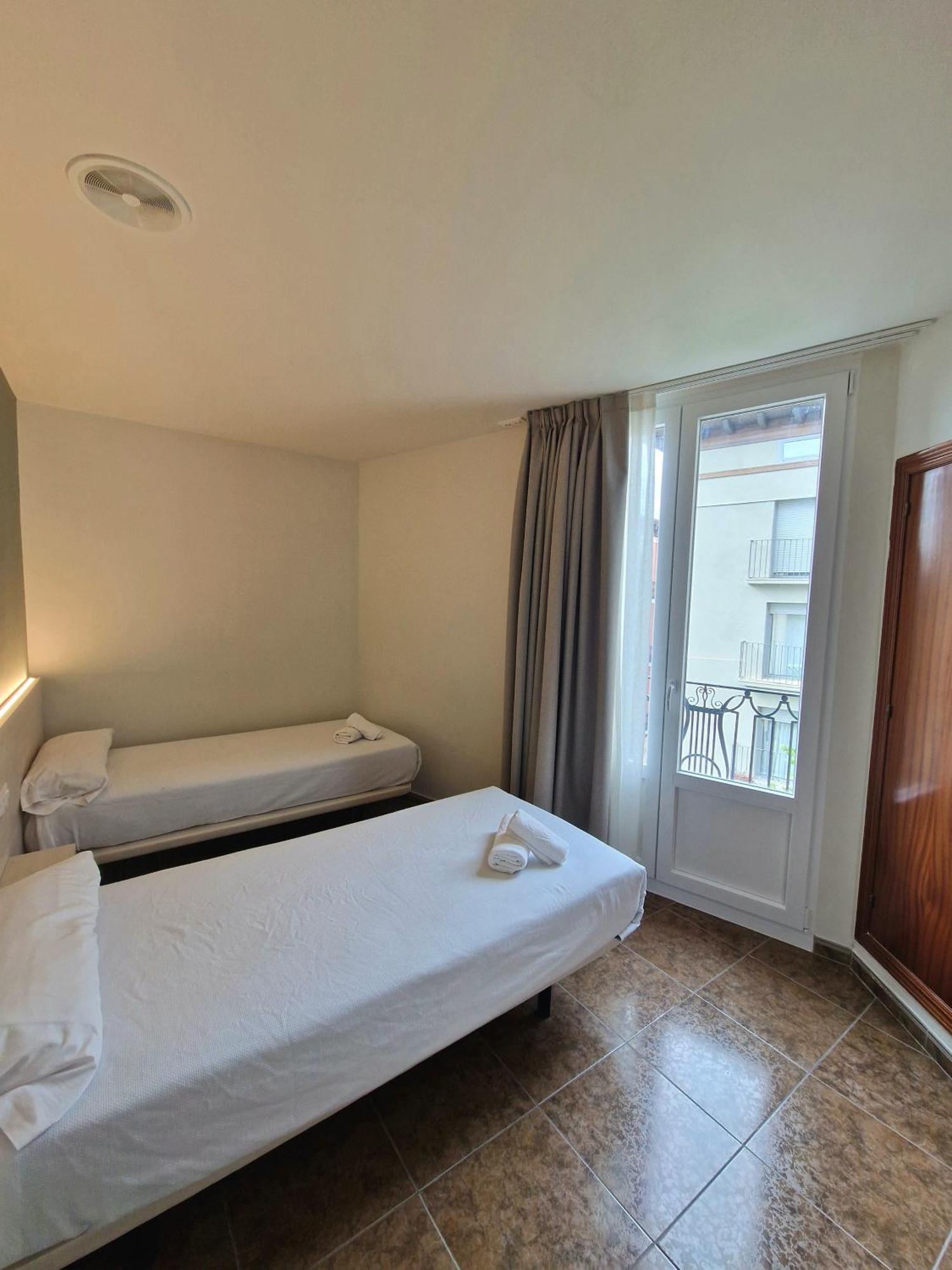 Hostal Rugaca Huesca Bagian luar foto