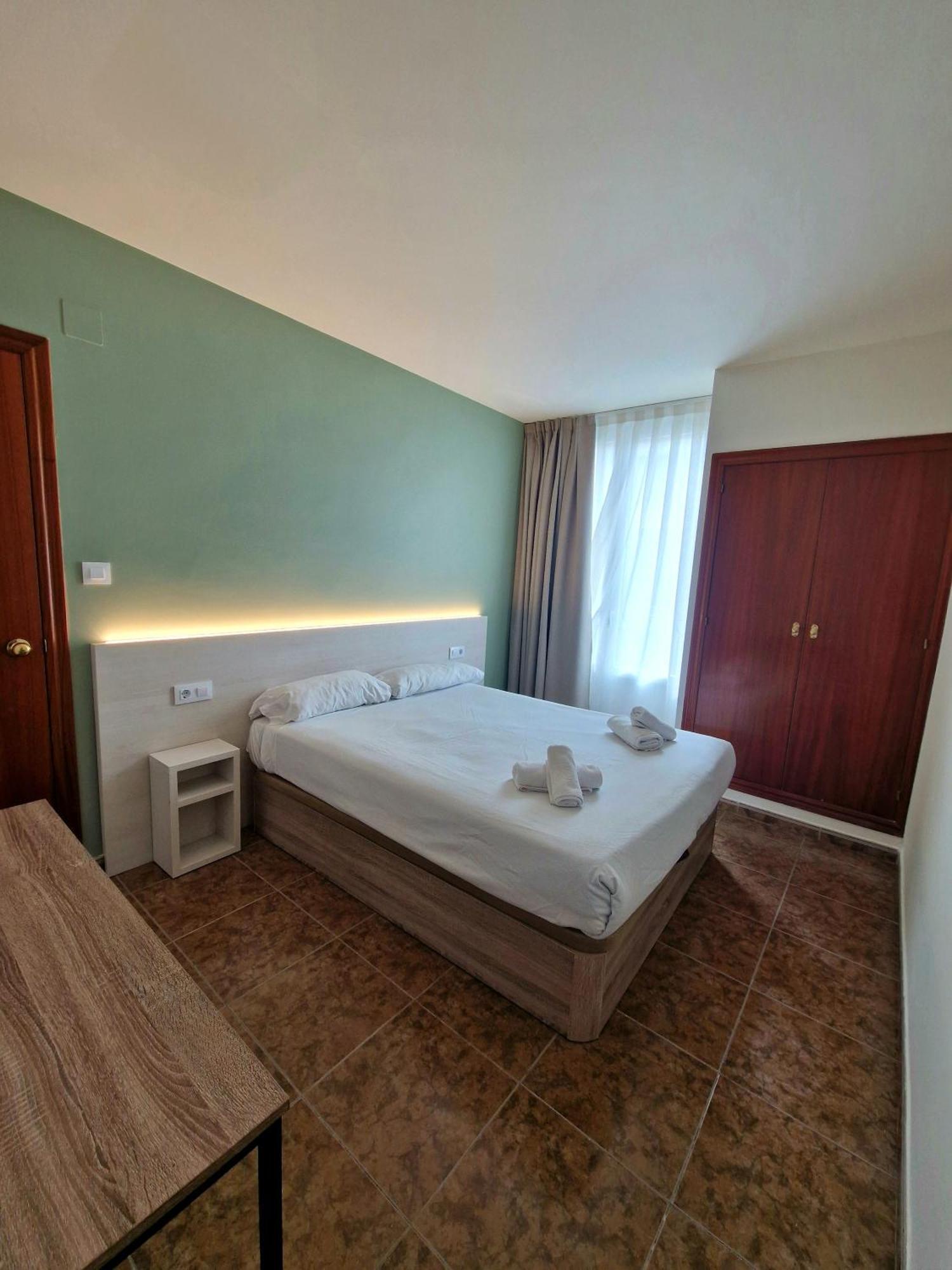 Hostal Rugaca Huesca Bagian luar foto
