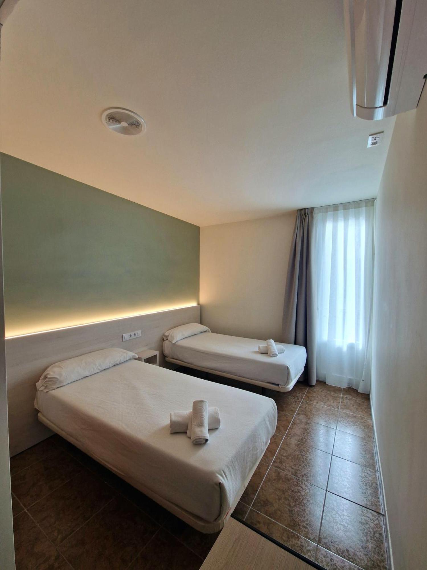 Hostal Rugaca Huesca Bagian luar foto