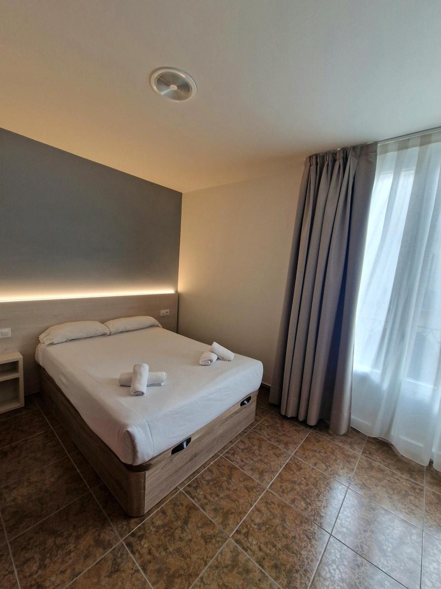 Hostal Rugaca Huesca Bagian luar foto