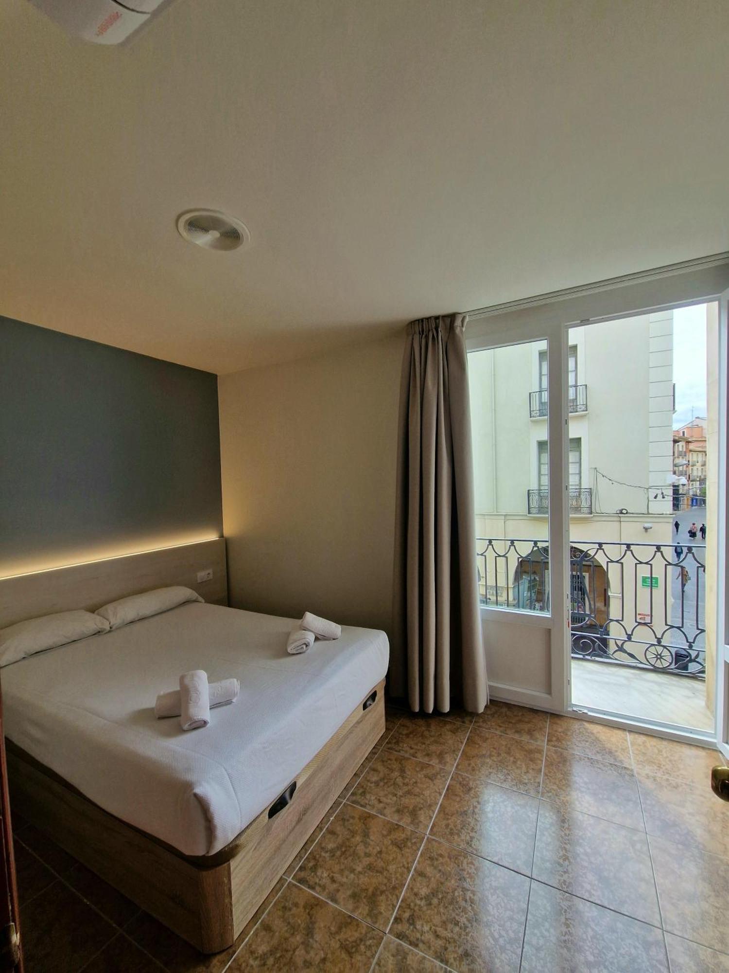 Hostal Rugaca Huesca Bagian luar foto