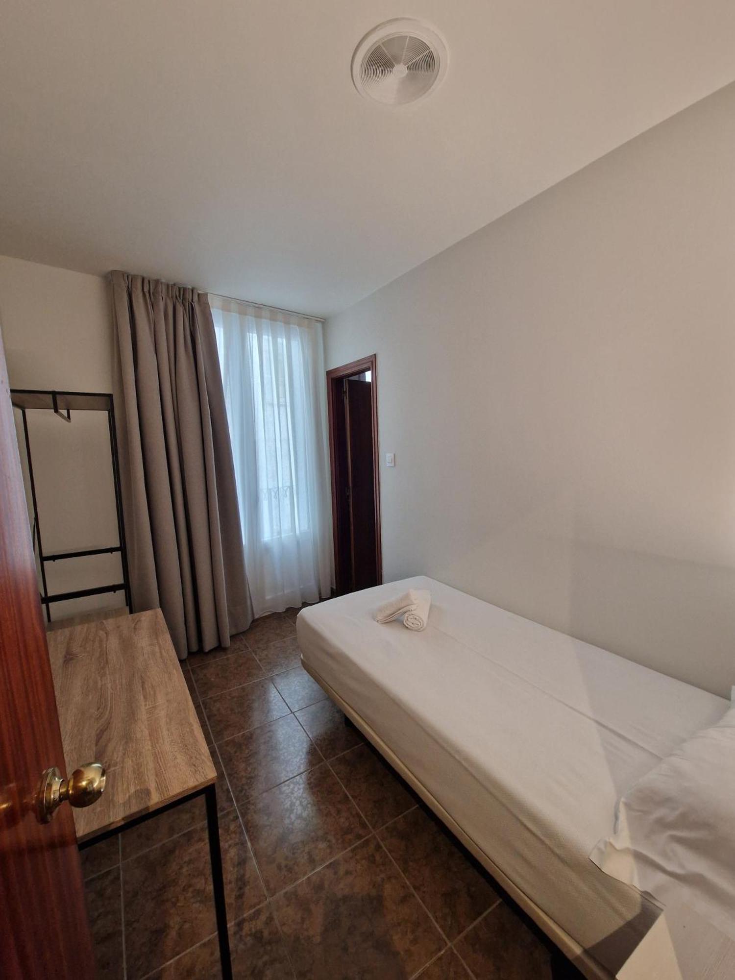 Hostal Rugaca Huesca Bagian luar foto