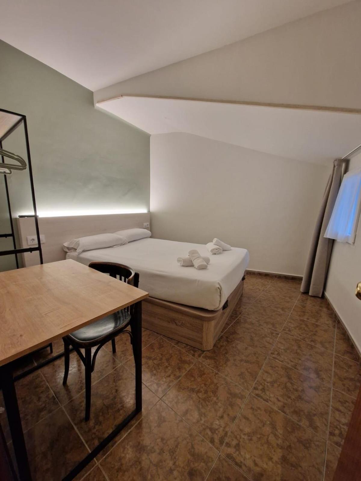 Hostal Rugaca Huesca Bagian luar foto