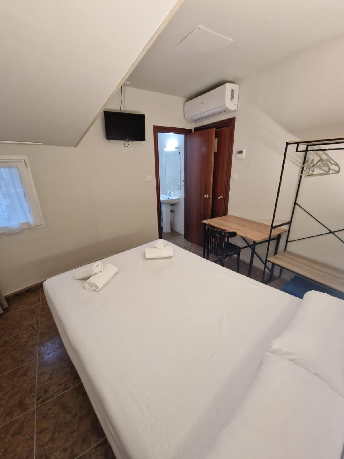Hostal Rugaca Huesca Bagian luar foto