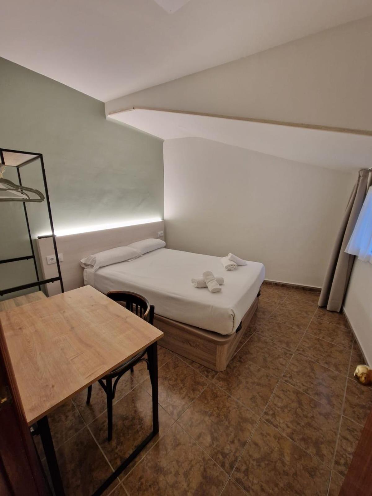 Hostal Rugaca Huesca Bagian luar foto